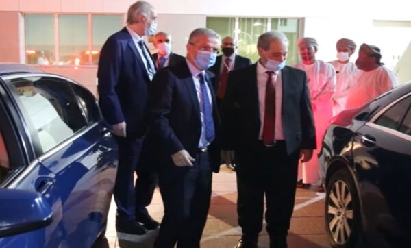 وزير خارجية الأسد "فيصل المقداد" يصل سلطنة عمان في أول زيارة له بعد تسلمه منصبه