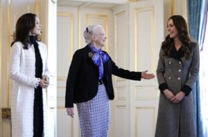أضافت كيت ميدلتون لمسة دبلوماسية عبر مجوهراتها من خلال اختيارها لماركات دنماركية خلال زيارتها لكوبنهاجن يوم الثلاثاء والأربعاء الماضي