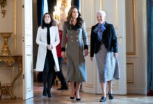 أضافت كيت ميدلتون لمسة دبلوماسية عبر مجوهراتها من خلال اختيارها لماركات دنماركية خلال زيارتها لكوبنهاجن يوم الثلاثاء والأربعاء الماضي.