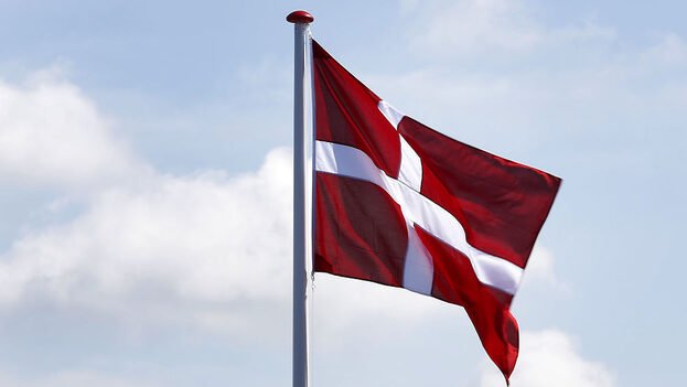 على الرغم من أن الدنمارك قد صعدت التصنيف العالمي خصوصاً بعد تصنيفها كأكثر الدول نزاهة في العام الماضي، إلا أنها لا تزال أقل دولة ديمقراطية