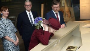 تبين إصابة الملكة مارغريت بفايروس كورونا مساء أمس بعد قيامها بجولة إلى معرض Dannebrog في نفس اليوم. إليك صور من المعرض في المتحف البحري