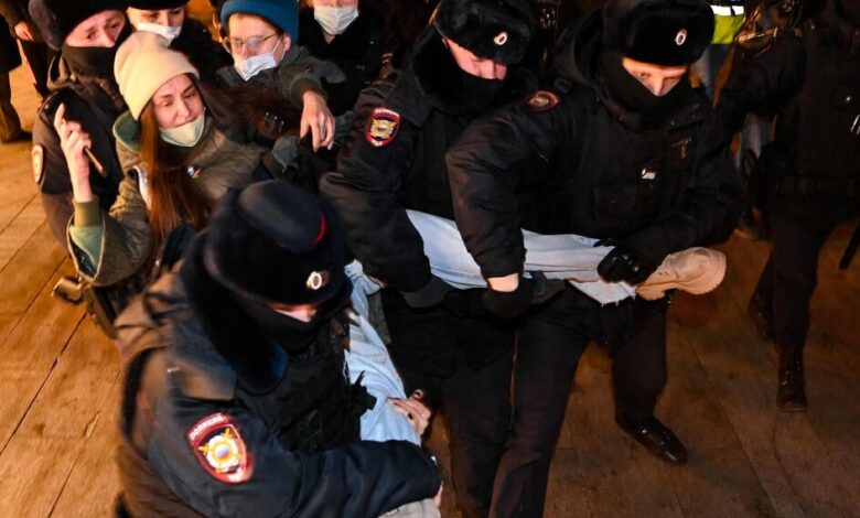 اعتقال ما يزيد عن 1600 متظاهر في 51 مدينة روسية بالإضافة إلى اعتقال الناشطة الروسية مارينا ليتنوفيتج بعد أن دعت للتظاهر.