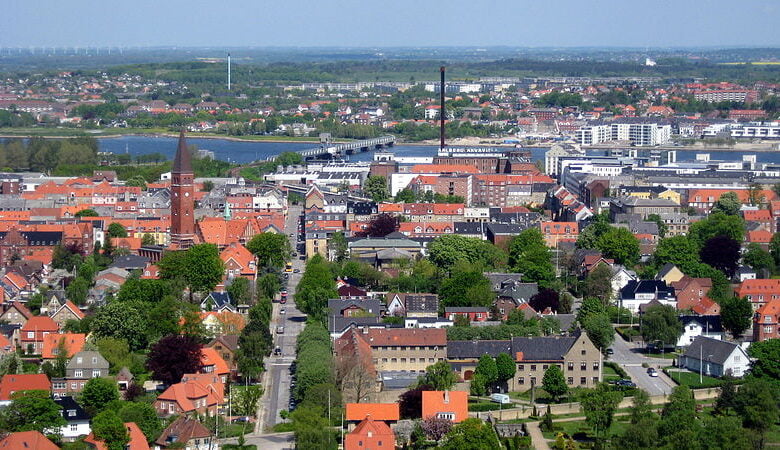 بنيت مدينة Aalborg الحديثة من القرى الواقعة على تلال الحجر الطباشيري، وتشكلت بواجهتها البحرية الجذابة ومسارحها وقاعاتها.