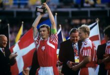 يزخر تاريخ كرة القدم بقصص ملحمية، لفرق ومنتخبات خطفت ألقابا غير متوقعة من براثن عظماء اللعبة، إلا أن المنتخب الدنماركي يفوز بأغرب قصة.