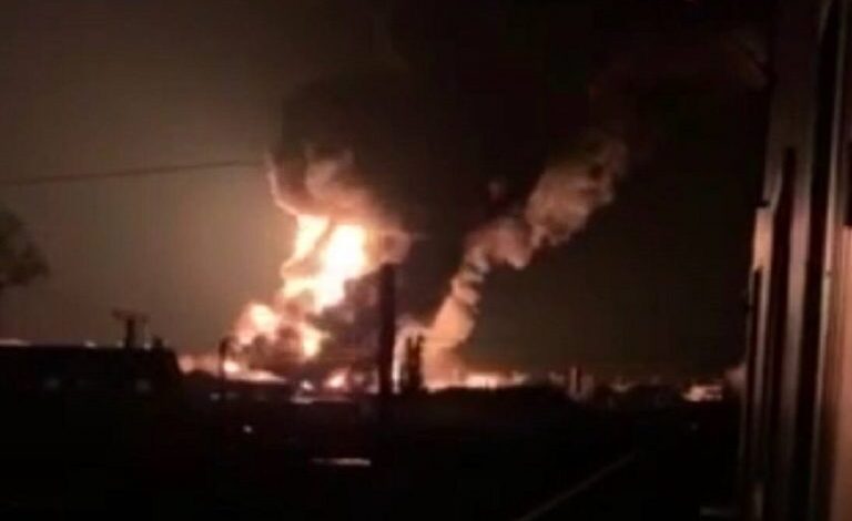 كارثة بيئية محتملة بعد حدوث انفجار أرسل سحابة دخان كبيرة على شكل فطر فوق ثاني أكبر مدينة في أوكرانيا -خاركيف- بعد أن ضربت القوات الروسية