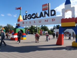 مدينة بيلوند Billund هي بلدة تقع في يولاند، وتعرف بأنها المقر الرئيسي لمجموعة Lego ومسقط رأس أو طيار حربي أنثى. تعرف عليها بالصور