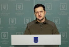 عبر رئيس أوكرانيا عن تضامنه مع جيش بلاده، حيث يرتدي زيلينسكي ملابس خضراء بلون الملابس العسكرية التمويهية بدلاً من ارتدائه لربطة العنق