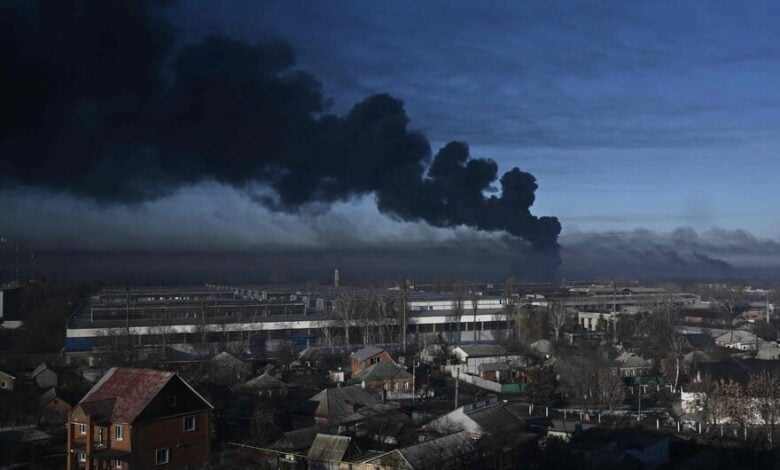 تعرضت أوكرانيا ليلة أمس وحتى وقت مبكر من صباح اليوم لهجوم صاروخي عنيف من قبل الروس، والرئيس الأوكراني قلق من كون الروس يقتربون من كييف.