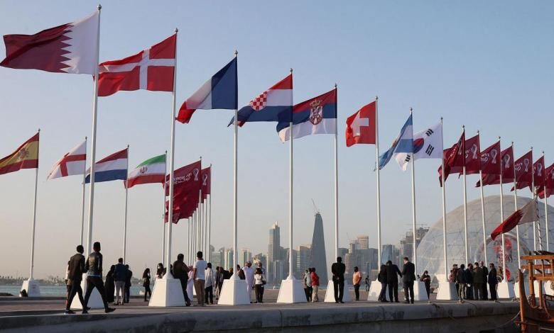 رفعت أعلام الدول المتأهلة لكأس العالم لكرة القدم في قطر 2022، على طول كورنيش الدوحة، وكان علم الدنمارك من بين هذه الأعلام.