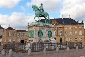 أمالينبورغ مقر إقامة العائلة الملكية في الدنمارك تعرف عليه بالصور