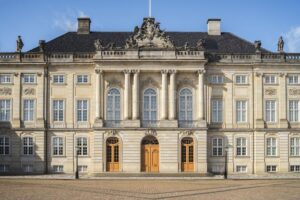 أمالينبورغ مقر إقامة العائلة الملكية في الدنمارك تعرف عليه بالصور