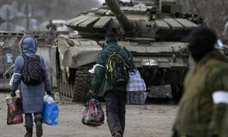 روسيا متهمة بـ "اختطاف وترحيل" للأوكرانيين من مدينة ماريوبول المحاصرة إلأى مناطق نائية من روسيا للعمل. لكن لا تزال التقارير التي تفيد بأن