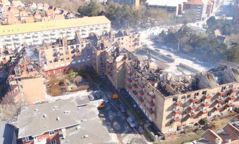 لقد تم الآن إخماد حريق المبنى السكني في Vanløse الذي نشب ظهر الجمعة واستمر حتى صباح اليوم. وبسبب خطر الانهيار المرتقب، سيتم هدم أجزاء من