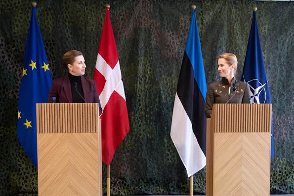 رئيسة الوزراء الدنماركية ميت فريدركسن و4 من قادة الأحزاب الدنماركية يزورون إستونيا اليوم الأربعاء وقدم كل منهم خطابه أمام الجنود