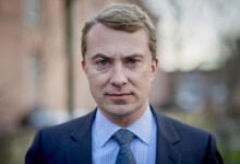 أبلغ أعضاء حزب ال DF المنشقون الشرطة عن رئيس حزبهم Morten Messerschmidt بسبب قيامه بعمليات شراء لأعداد كبيرة