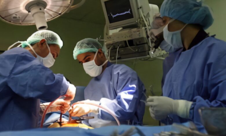 عادة يتم إجراء عملية القلب المفتوح (bypass-operation) عن طريق فتح القفص الصدري وتقطيع الأضلاع والاستعانة بالقلب الصناعي. الآن يمكن إجراؤها