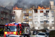 تم الإبلاغ يوم أمس حوالي الساعة 2 ظهراً عن اندلاع حريق في مبنى سكني في Vanløse في كوبنهاجن. وتستمر جهود إخماده حتى ظهر اليوم