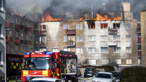تم الإبلاغ يوم أمس حوالي الساعة 2 ظهراً عن اندلاع حريق في مبنى سكني في Vanløse في كوبنهاجن. وتستمر جهود إخماده حتى ظهر اليوم