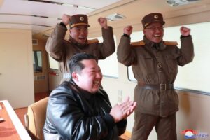 أشرف رئيس كوريا الشمالية على تجربة إطلاق أكبر صاروخ بالستي. وتحدث عن خطر الحرب النووية وذلك يوم الخميس الماضي.