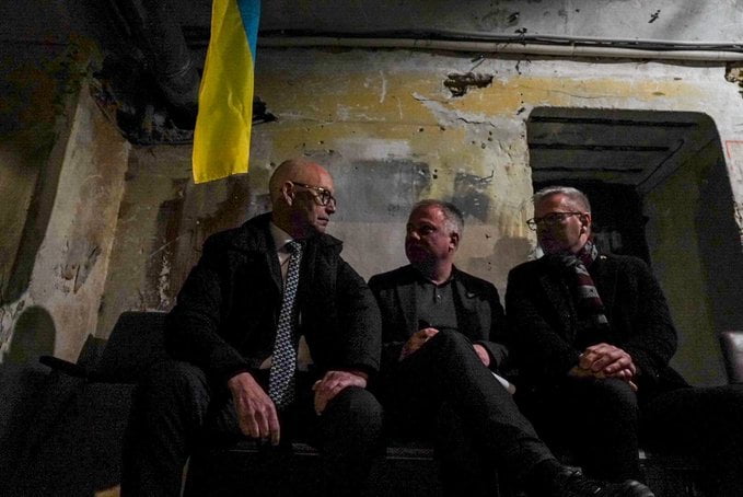 باعتباره أول وزير دنماركي يزور أوكرانيا منذ تعرضها للغزو الروسي. إلا أن الوزير الدنماركي يحتمي في قبو عند زيارته لأوكرانيا نتيجة لإطلاق