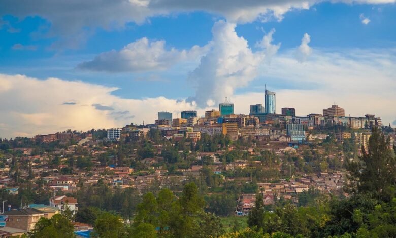 بريطانيا تنشئ مركزاً للجوء في رواندا الواقعة في شرق أفريقيا. حيث تعتزم إرسال اللاجئين الذين يحاولون الدخول لأراضيها بشكل غير قانوني إليه.