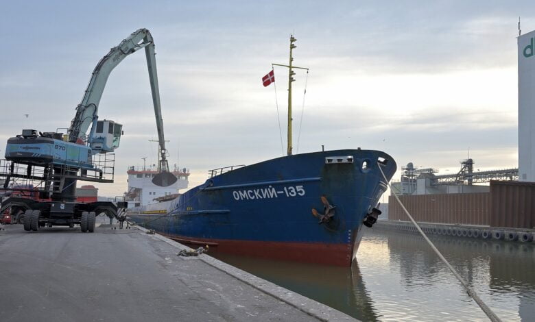 تسببت السفينة الروسية التي اصطدمت بميناء Horsens بأضرار تزيد على مليون كرون دنماركي بسبب تضرر أجزاء من رصيف الميناء بعد اصطدامها به.