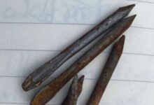 العثور على السلاح الوحشي "السهام القاتلة" في المقابر الجماعية في أوكرانيا ذلك بعد أن تم استخدامها سابقاً في قطاع غزة وأفغانستان.