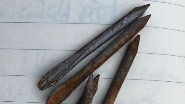 العثور على السلاح الوحشي "السهام القاتلة" في المقابر الجماعية في أوكرانيا ذلك بعد أن تم استخدامها سابقاً في قطاع غزة وأفغانستان.