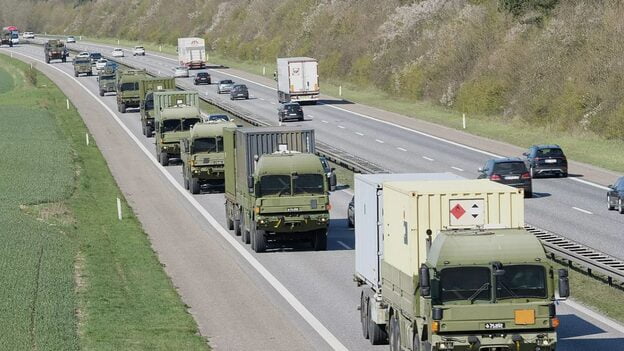 أصبح من المألوف رؤية المركبات العسكرية والمدرعات على الطرقات الدنماركية وهي في طريقها إلى ميناء Køge الذي تحول مؤقتاً قسم قريب منه إلى