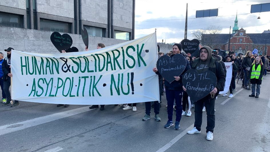 مظاهرة ضد القانون الخاص في نظام اللجوء الدنماركي من أجل "نظام لجوء إنساني" في الدنمارك. حيث تم اعتبار هذا القانون عنصري