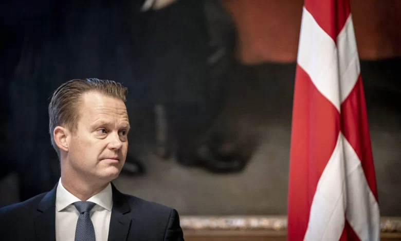 تطرد الدنمارك 15 ضابط استخبارات روسي مسجلين كدبلوماسيين في الدنمارك، وتمنحهم 14 يوم لمغادرة البلاد، كما يعلن وزير الخارجية Jeppe Kofod