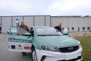 شركة Geely للسيارات تعرض أول سيارتين من تصنيعها تعملان بوقود الميثانول في الدنمارك. حيث يعتبر وقود الميثانول آمن على البيئة ويستخرج من مواد