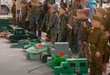 يلعب الأطفال الروس بالدبابات العسكرية المصغرة لتعزيز وطنيتهم. ذلك عن طريق إقامة العروض العسكرية المصغرة في الحضانات وترديد الشعارات الوطنية