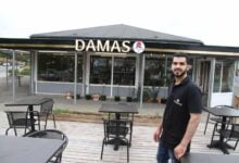 تستطبع تذوق خبرة 40 عام من إعداد الطعام السوري في مطعم Damas. حيث يقدم أنس الأطباق السورية التقليدية بأحدث التقنيات