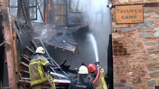 اندلاع حريق هائل في مبنى خشبي عمره 110 عام في بورصة