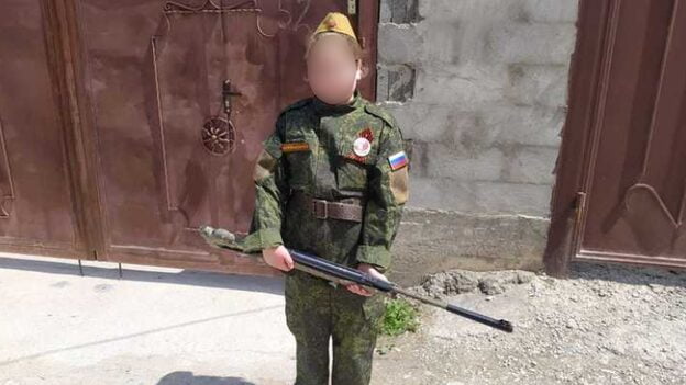 يلعب الأطفال الروس بالدبابات العسكرية المصغرة لتعزيز وطنيتهم. ذلك عن طريق إقامة العروض العسكرية المصغرة في الحضانات وترديد الشعارات الوطنية