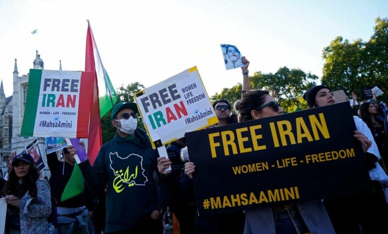 قد عمت الاحتجاجات من أجل الإيرانية "محسا أميني" التي قتلت على يد الشرطة أنحاء العالم، وقد وصلت اليوم إلى ساحة المدينة في كوبنهاجن!