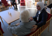 دفعت ياسمين الجلود بإتقانها لعملها في مركز المسنين Hjørring رئيسة المركز إلى الترحيب بالاستعانة بالمزيد من العمال الأجانب.