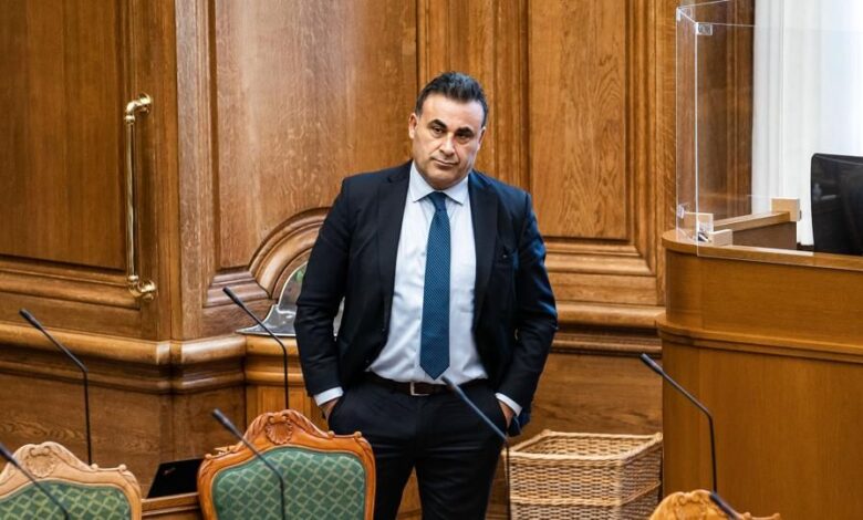 ناصر خضر يستقيل من البرلمان الدنماركي وينهي بذلك 25 عاماً قضاهم في Christiansborg وذلك مع العلم بأنه مستقل منذ 18 أغسطس إثر طرده من حزبه.