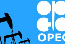 تعقد أوبك، وهي منظمة للبلدان المصدرة للنفط، اجتماعاً في فيينا لتبني سياسة جديدة هدفها رفع أسعار النفط وذلك عن طريق خفض الإنتاج!