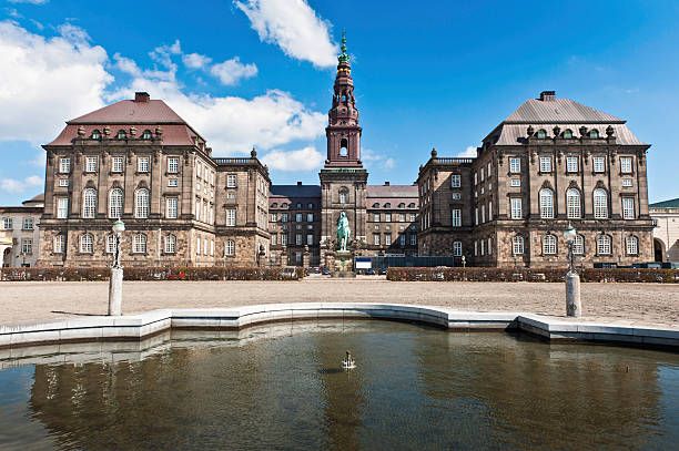 خفضت الحكومة الدنماركية درجة حرارة التدفئة في المباني الحكومية العامة بما في ذلك المدارس إلى درجة 19 مئوية بهدف توفير الطاقة.