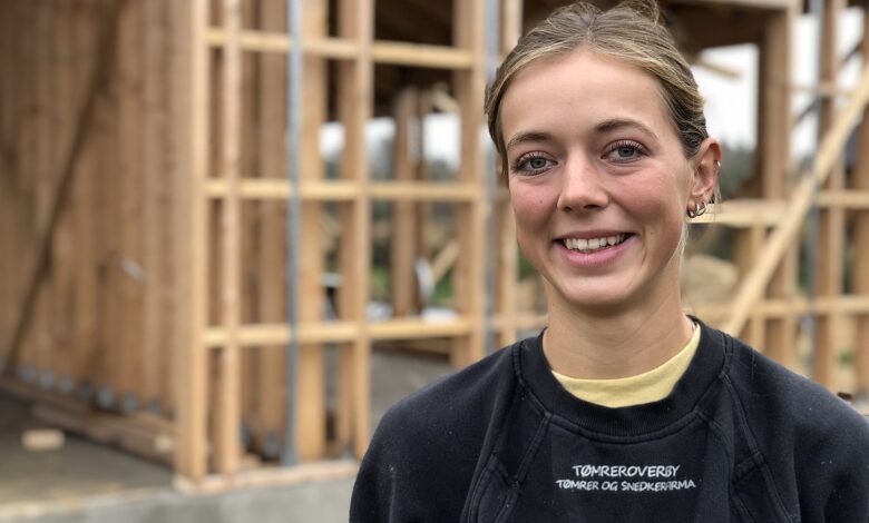 تقوم إنجي كريستنسن ببناء منزل صيفي في Brombærvej في Halby لوحدها وذلك عقب تعلمها النجارة في دورة تدريب مهني.