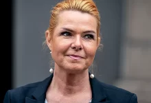 تنتقد  Inger Støjberg سياسة حزبها السابق المتساهلة إلى حد كبير على حد تعبيرها بالنسبة لسياسة الهجرة. حيث تطالب بالعودة إلى التشديد.