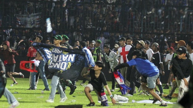 اعتبر ما يحدث في إندونيسيا واحد من أكثر الكوارث البشرية فتكاً في الملاعب على الإطلاق! حيث لقي 174 شخصاً حتفهم في مباراة كرة قدم.