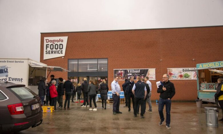 يقوم متجر محلي بتوزيع سلال غذائية بقيمة 1000 كرون دنماركي نتيجة الأوضاع الاقتصادية الأخيرة التي حلت على الأسواق الدنماركية.
