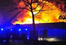 إليك آخر التحديثات عن الحريق العنيف الذي نشب في مستودع في Bilka في Vejle والذي تسبب بالتهديد في دمار سقف المبنى.