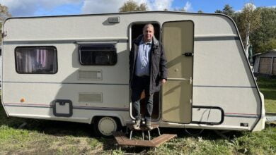 ترد المزيد من قصص الدنماركيين الذين يلجأون للتخييم أو العيش في مقصورات نتيجة ارتفاع تكاليف المعيشة والفواتير التي تبلغ أرقام تقارب أرقام