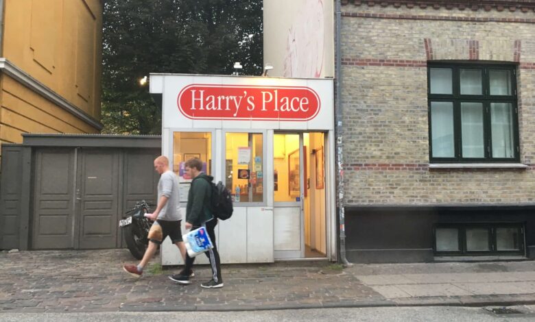 تم عرض كشك النقانق الشهير Harry's Place في كوبنهاجن مع وصفته السرية للبيع مما جذب العديد من رواد الكشك.