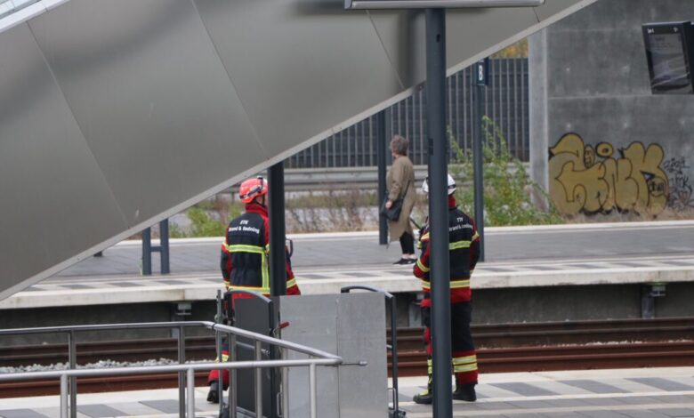 لاحظ الركاب تأخر عدة قطارات صباح الخميس فقد اصطدم قطار بشخص بالقرب من Karlslunde في الصباح الباكر ما تسبب بموته. وتعيق أعمال الطوارئ مرور