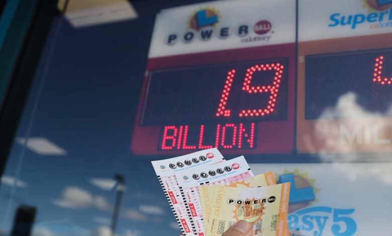 2.04 مليار دولار كانت من نصيب محظوظ من كاليفورنيا. حيث اشترى الرجل بطاقة يانصيب Powerball من محطة وقود لتكون هي السبب في ثرائه!